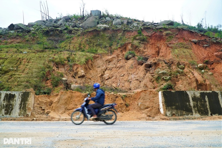 Ha Tinh coastal road shut for weeks after landslides - 6 Ha Tinh coastal road shut for weeks after landslides - 6