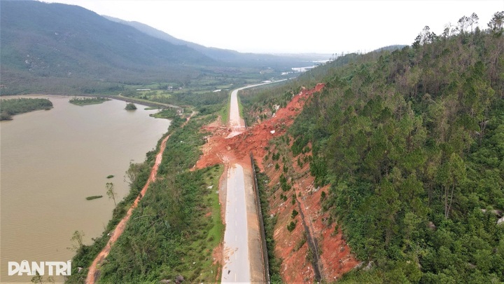 Ha Tinh coastal road shut for weeks after landslides - 1 Ha Tinh coastal road shut for weeks after landslides - 1