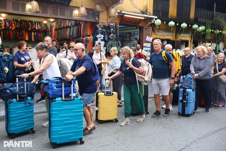 Hoi An ancient town remains submerged as prolonged floods exhaust residents - 2 Hoi An ancient town remains submerged as prolonged floods exhaust residents - 2