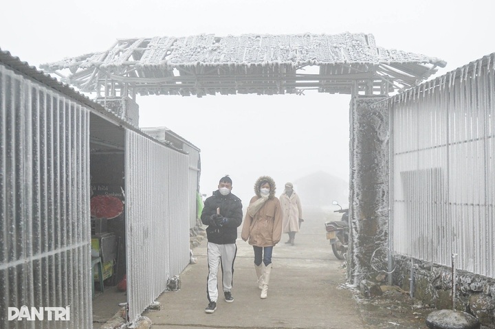 Severe cold grips Northern Vietnam, heavy rains continue in central region - 1