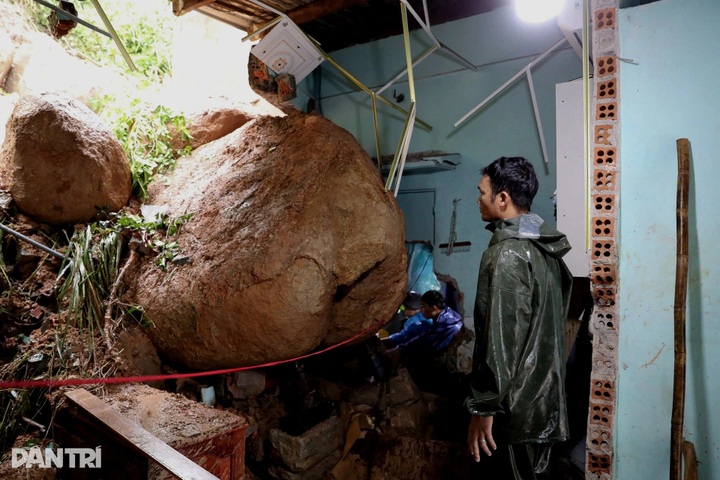 Landslides at Dak Lak pass kills two and traps thousands of vehicles - 1