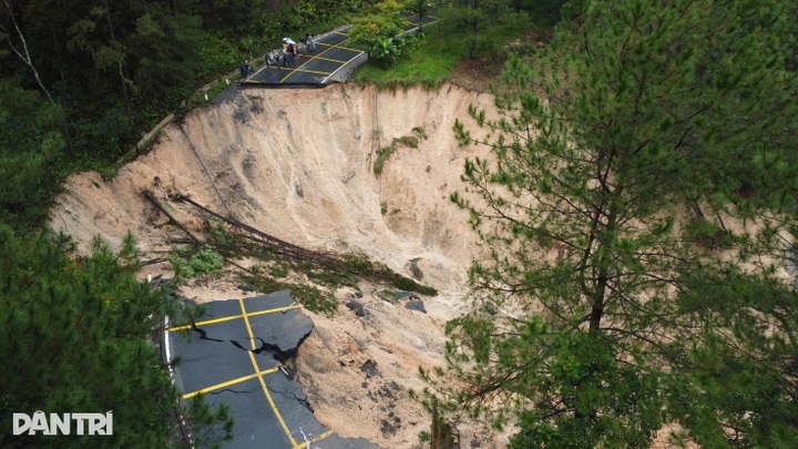 Landslides at Dak Lak pass kills two and traps thousands of vehicles - 4