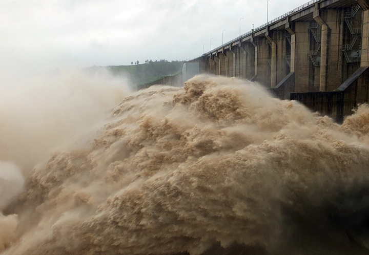 Record floods hit southern central Vietnam, prompting overnight evacuations - 4 Record floods hit southern central Vietnam, prompting overnight evacuations - 4