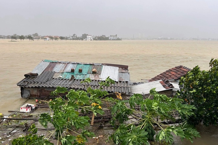 Record floods hit southern central Vietnam, prompting overnight evacuations - 5 Record floods hit southern central Vietnam, prompting overnight evacuations - 5