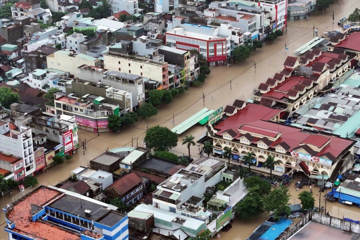 Record floods hit southern central Vietnam, prompting overnight evacuations - 6 Record floods hit southern central Vietnam, prompting overnight evacuations - 6