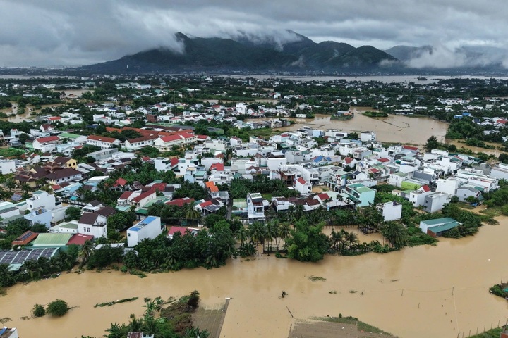 Record floods hit southern central Vietnam, prompting overnight evacuations - 8 Record floods hit southern central Vietnam, prompting overnight evacuations - 8