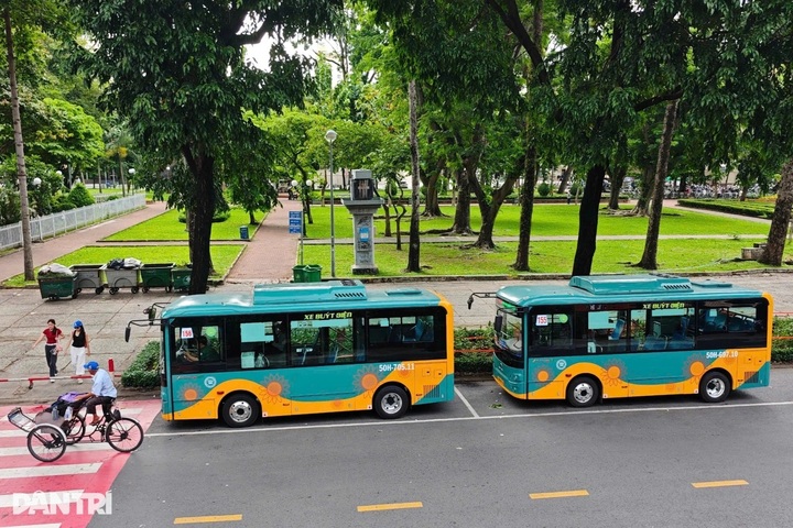 All public transport vehicles in Hanoi, HCM City to use clean energy - 1