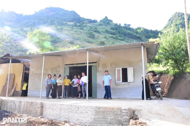 Dantri/Dtinews readers help Dien Bien poor widow rebuild home - 1