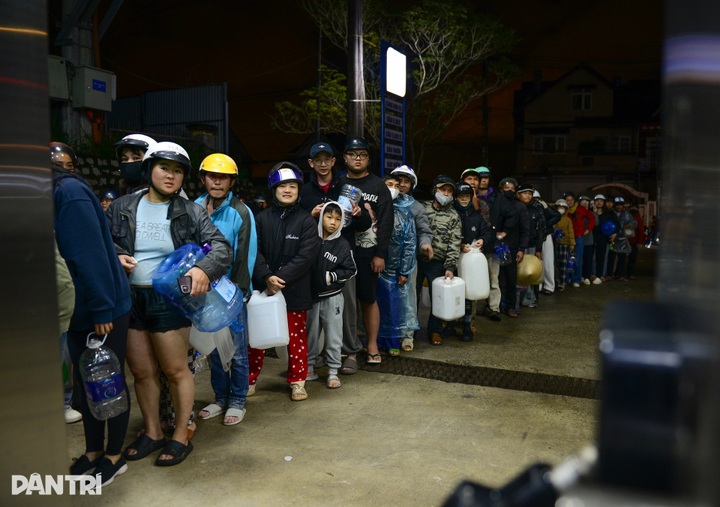 Dalat residents rush to buy fuel amid landslide road closures - 2