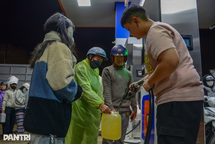 Dalat residents rush to buy fuel amid landslide road closures - 5