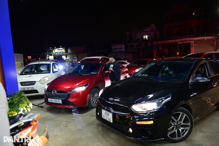 Dalat residents rush to buy fuel amid landslide road closures - 6