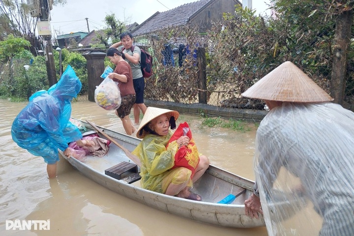 Dantri to provide urgent VND 3 billion for central region flood relief - 1 Dantri to provide urgent VND 3 billion for central region flood relief - 1