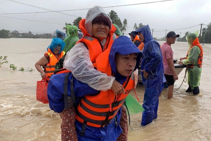 Dantri to provide urgent VND 3 billion for central region flood relief - 2 Dantri to provide urgent VND 3 billion for central region flood relief - 2