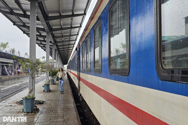 Railway through central Vietnam halted for days after severe floods - 2