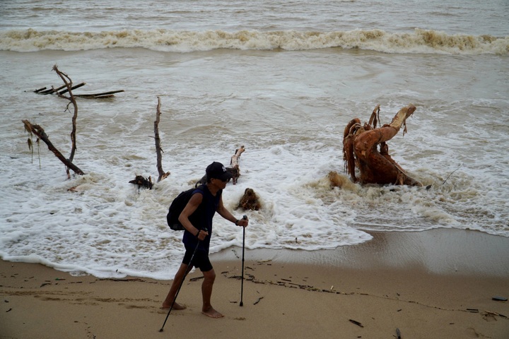 Massive piles of rubbish wash onto Nha Trang beach - 7