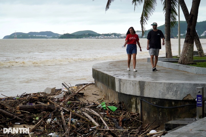 Massive piles of rubbish wash onto Nha Trang beach - 4