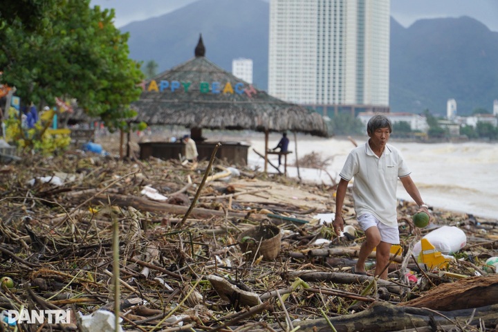 Massive piles of rubbish wash onto Nha Trang beach - 5