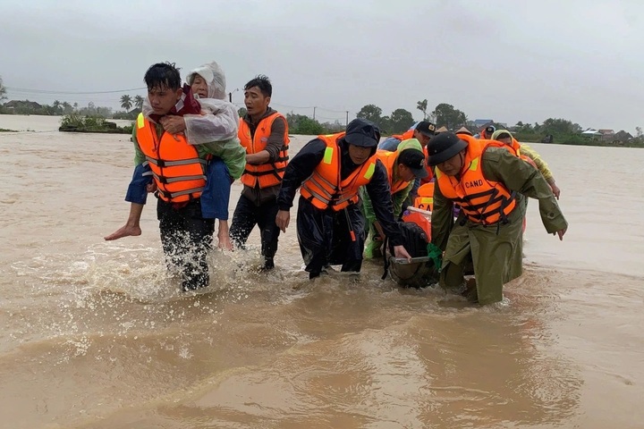 Vietnam Airlines extends free transport of relief goods to flood-hit areas - 1