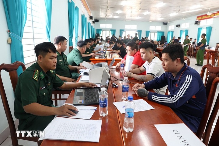 Vietnam receives 110 citizens returned by Cambodia - 1