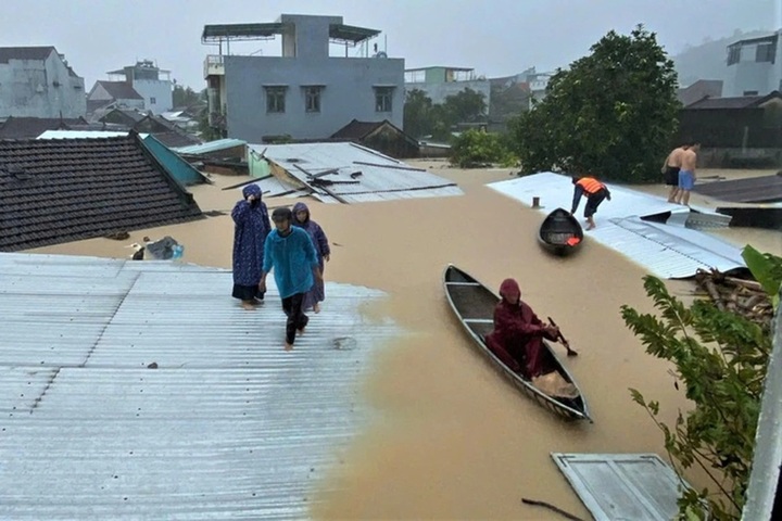 At least 72 dead, 13 missing in record floods in south central Vietnam - 2