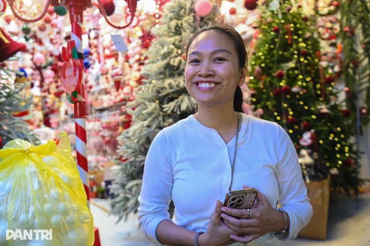 Hanoi police clear pavements on Hang Ma Street - 4
