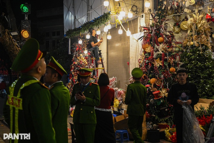 Hanoi police clear pavements on Hang Ma Street - 9