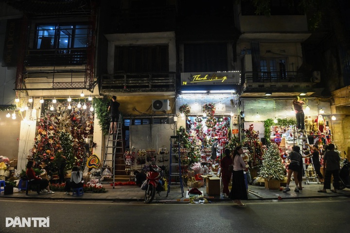 Hanoi police clear pavements on Hang Ma Street - 8