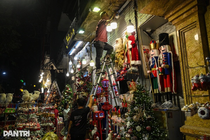 Hanoi police clear pavements on Hang Ma Street - 5