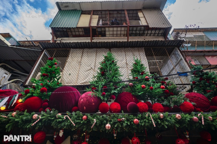 Hanoi alleyway embraces early Christmas spirit - 2 Hanoi alleyway embraces early Christmas spirit - 2