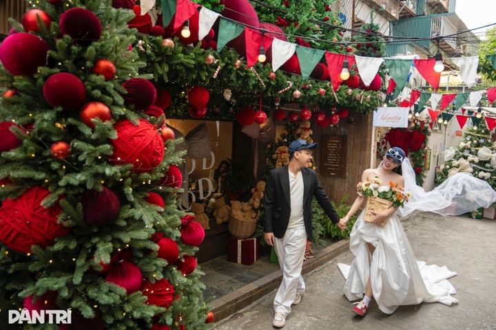Hanoi alleyway embraces early Christmas spirit - 4 Hanoi alleyway embraces early Christmas spirit - 4