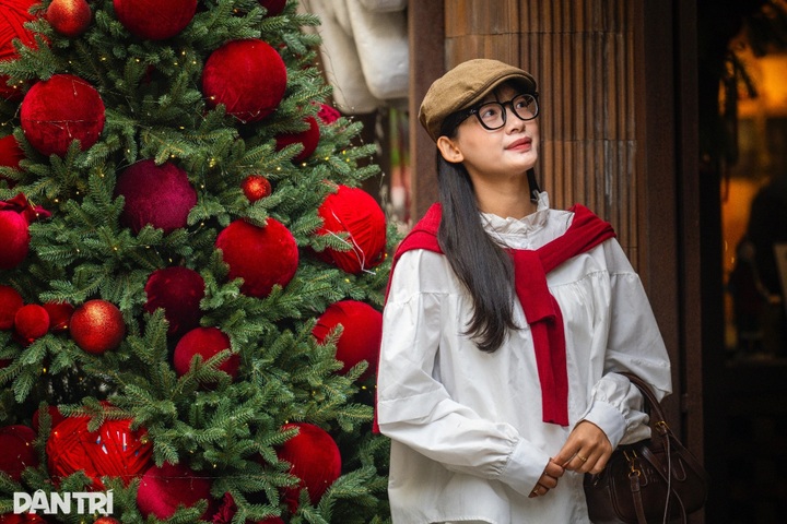 Hanoi alleyway embraces early Christmas spirit - 5 Hanoi alleyway embraces early Christmas spirit - 5