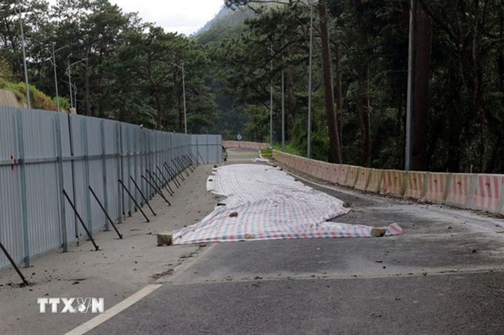 Prenn Pass reopens temporarily after landslide - 1 Prenn Pass reopens temporarily after landslide - 1