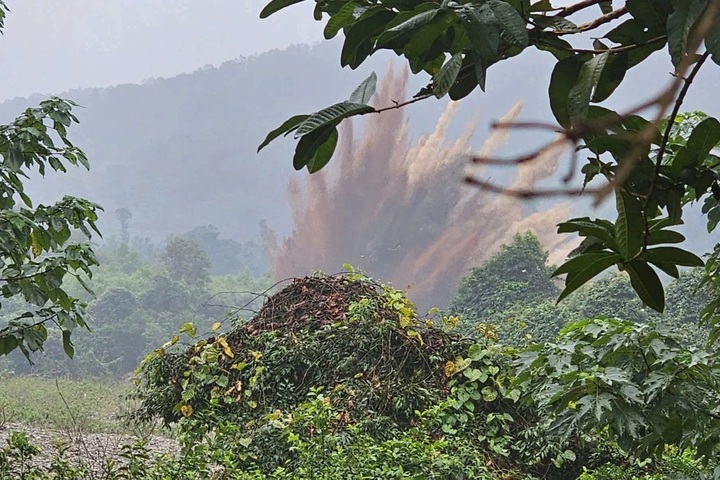 Quang Tri evacuates residents to destroy bomb revealed after floods - 2