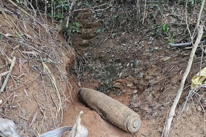 Quang Tri evacuates residents to destroy bomb revealed after floods - 1