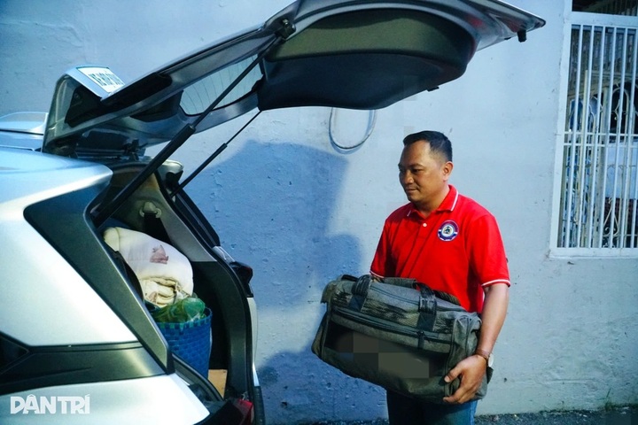 HCM City repairmen help fix damaged appliances in flood-hit areas - 2