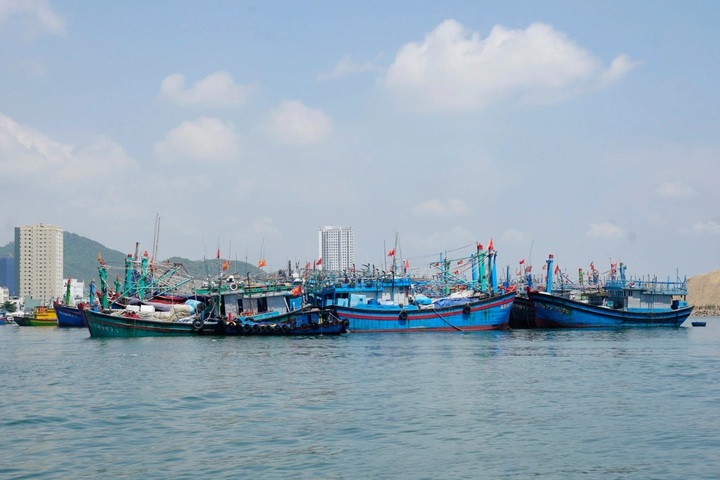 Typhoon Koto reaches peak intensity as central coast prepares for rain - 1