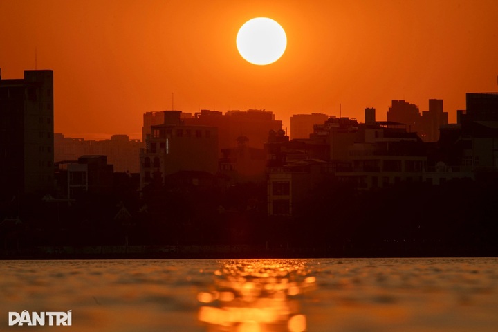 Hanoi glows under golden early-winter sunsets - 13 Hanoi glows under golden early-winter sunsets - 13