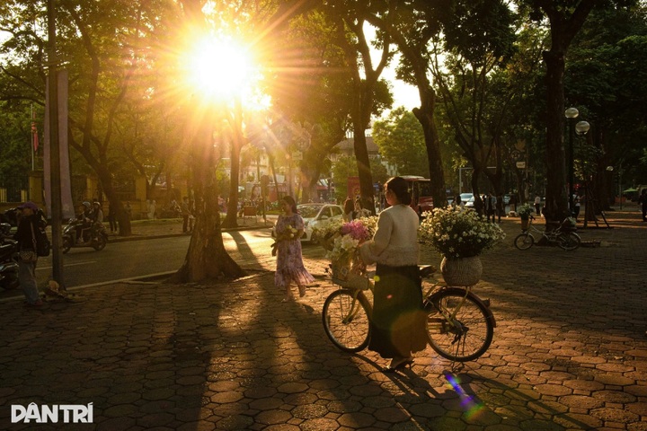 Hanoi glows under golden early-winter sunsets - 1 Hanoi glows under golden early-winter sunsets - 1