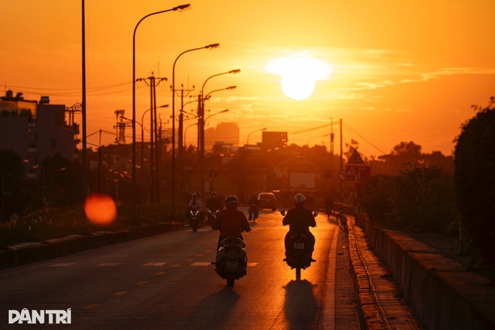 Hanoi glows under golden early-winter sunsets - 8 Hanoi glows under golden early-winter sunsets - 8