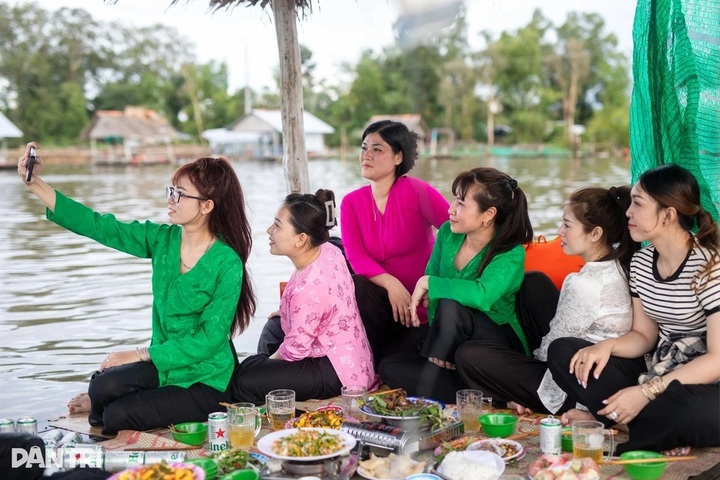 Tourists flock to Dong Thap for field-bathing experience - 3