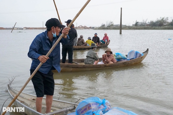 Gia Lai villages still without power and fresh water weeks after floods - 1