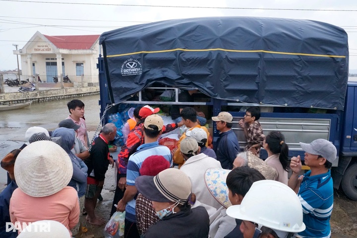 Gia Lai villages still without power and fresh water weeks after floods - 2