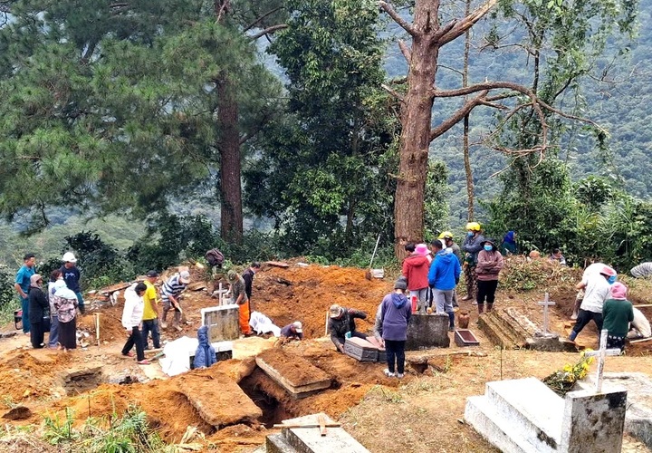 Lam Dong relocates 40 graves from cracked hillside - 1