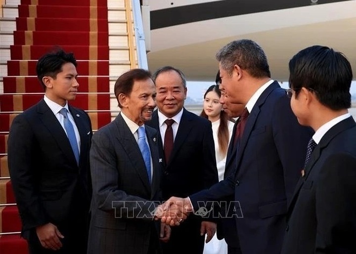 Sultan of Brunei arrives in Hanoi for state visit to Vietnam - 1