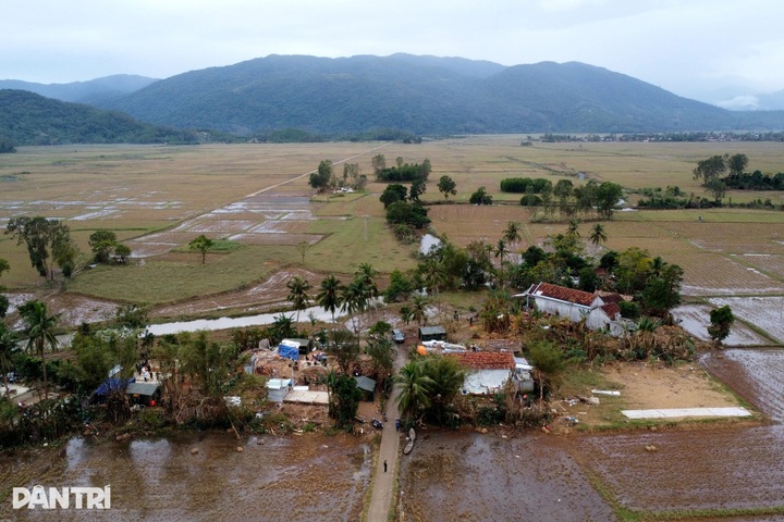 Field tents shelter Dak Lak flood survivors as new homes rise - 1 Field tents shelter Dak Lak flood survivors as new homes rise - 1