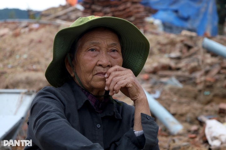 Field tents shelter Dak Lak flood survivors as new homes rise - 3 Field tents shelter Dak Lak flood survivors as new homes rise - 3