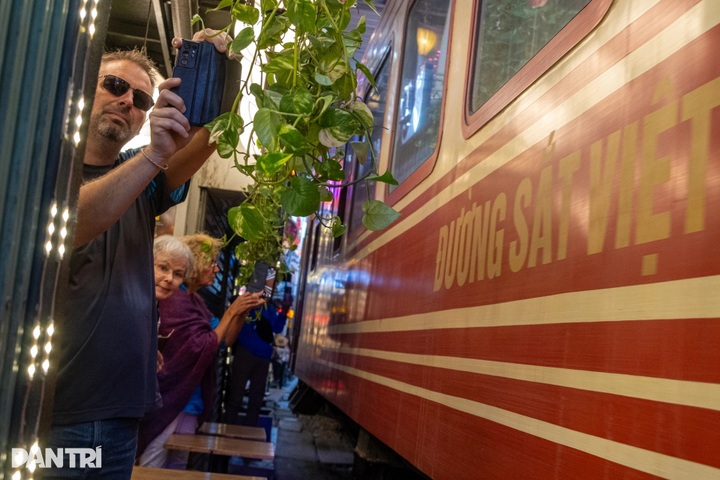 Hanoi train-track cafe street bustling again despite safety clearance - 3