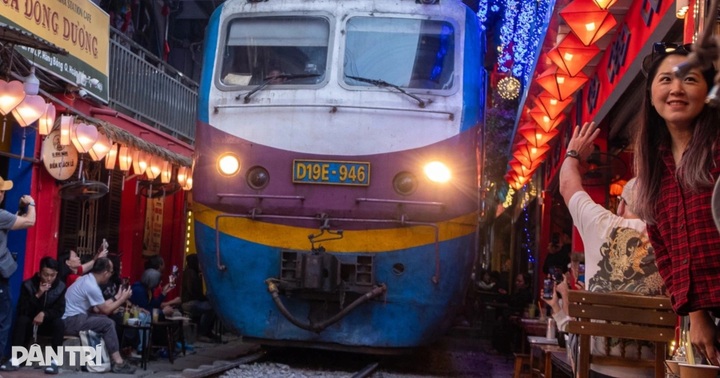 Hanoi train-track cafe street bustling again despite safety clearance - 4