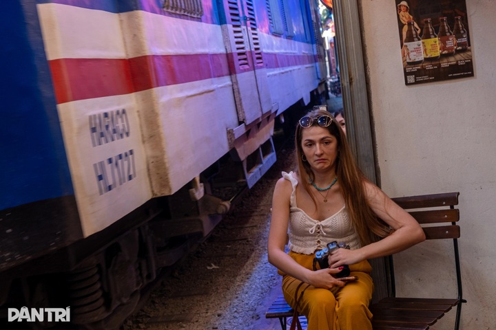 Hanoi train-track cafe street bustling again despite safety clearance - 9