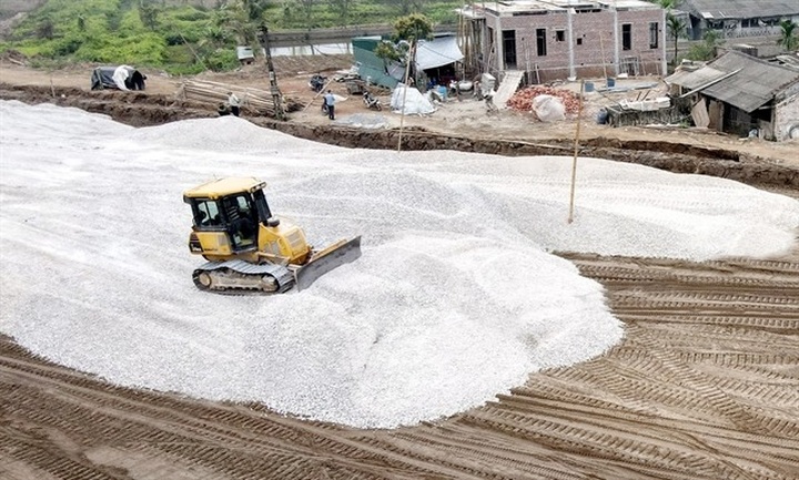 Market shifts to public investment stocks amid high disbursement season - 1